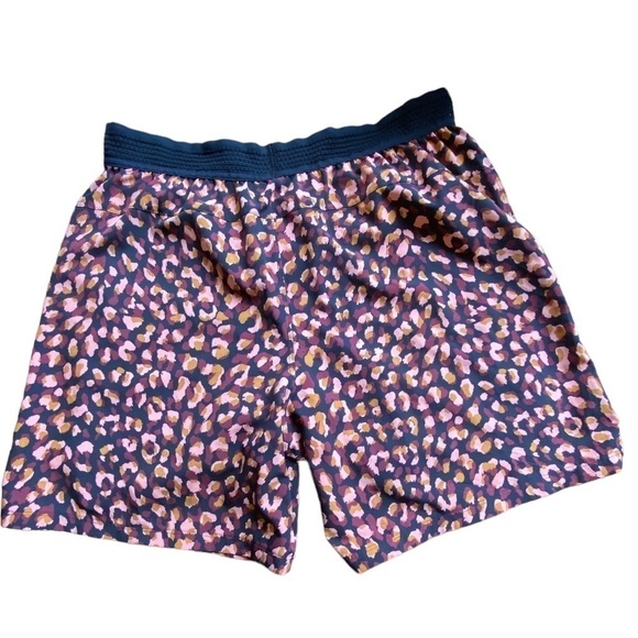Fabletics Women’s Animal Print Casual Athletic Shorts size Large - Picture 1 of 9